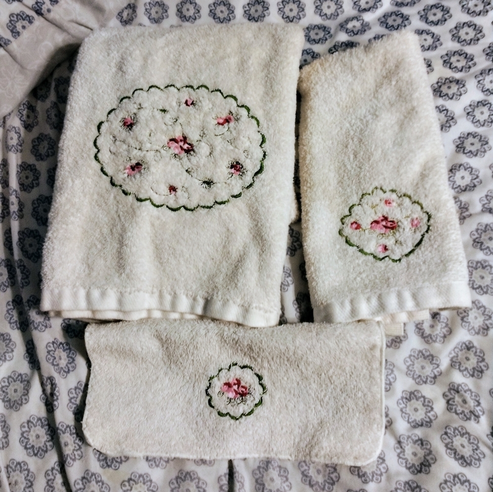 Vintage Jubilee 3 Piece Bathroom Towel Set        3/24